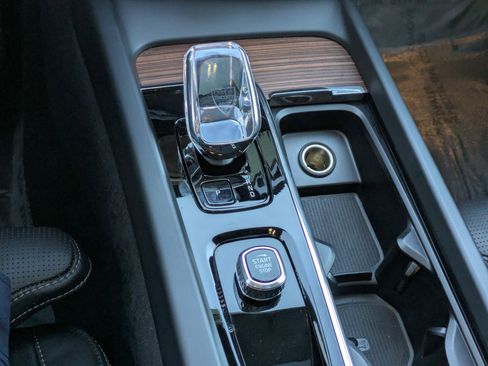 Certified 2024 Volvo XC60 T8 Ultimate w/ Protection Package Premier image 24