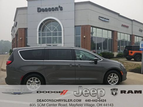 Used 2024 Chrysler Pacifica Touring-L FWD image 1