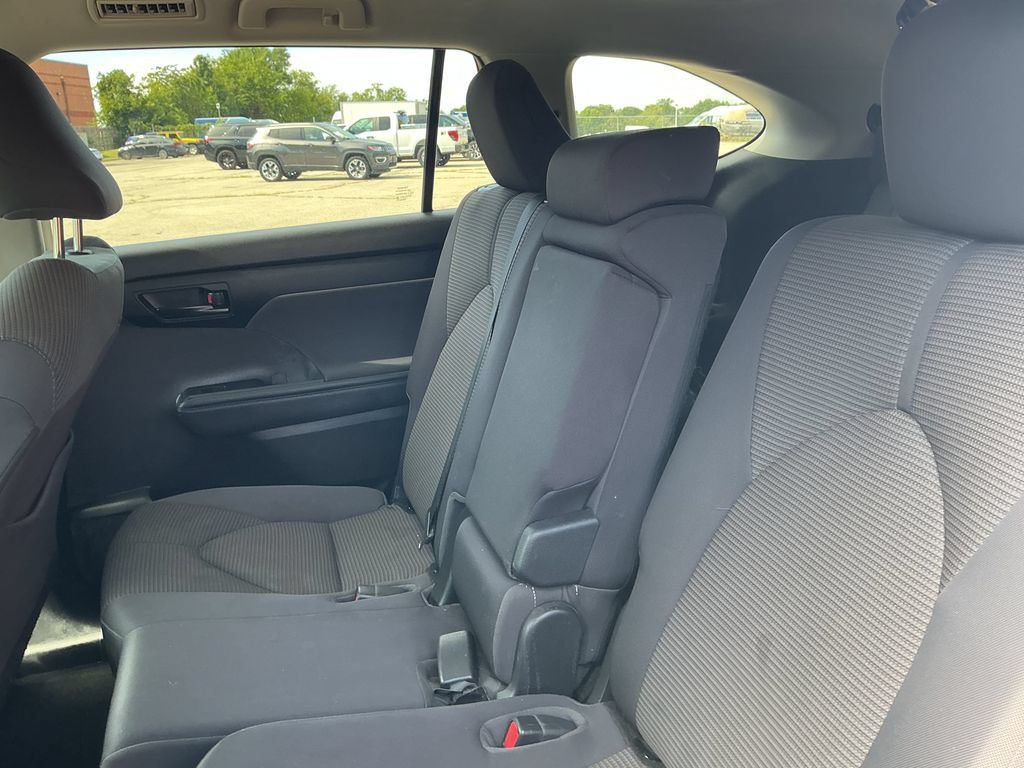 Used 2022 Toyota Highlander LE AWD/4WD image 29