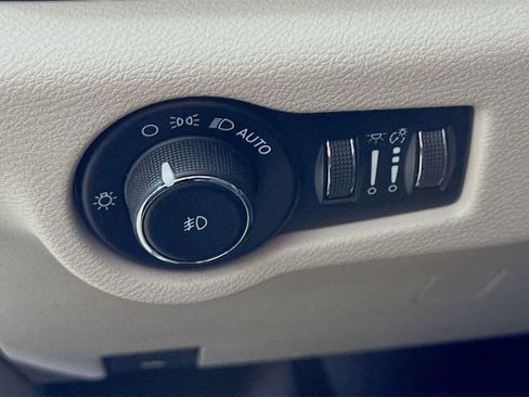 Used 2023 Chrysler Pacifica Limited FWD image 23