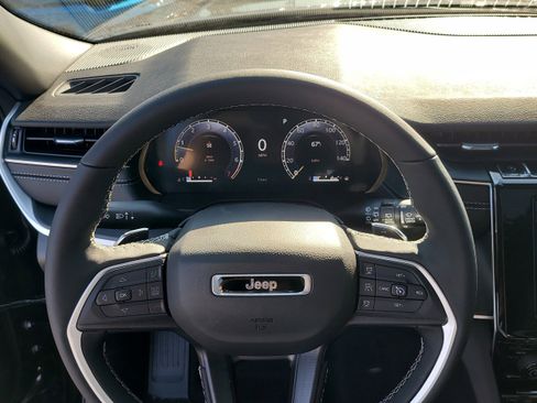 New 2025 Jeep Grand Cherokee Altitude image 20