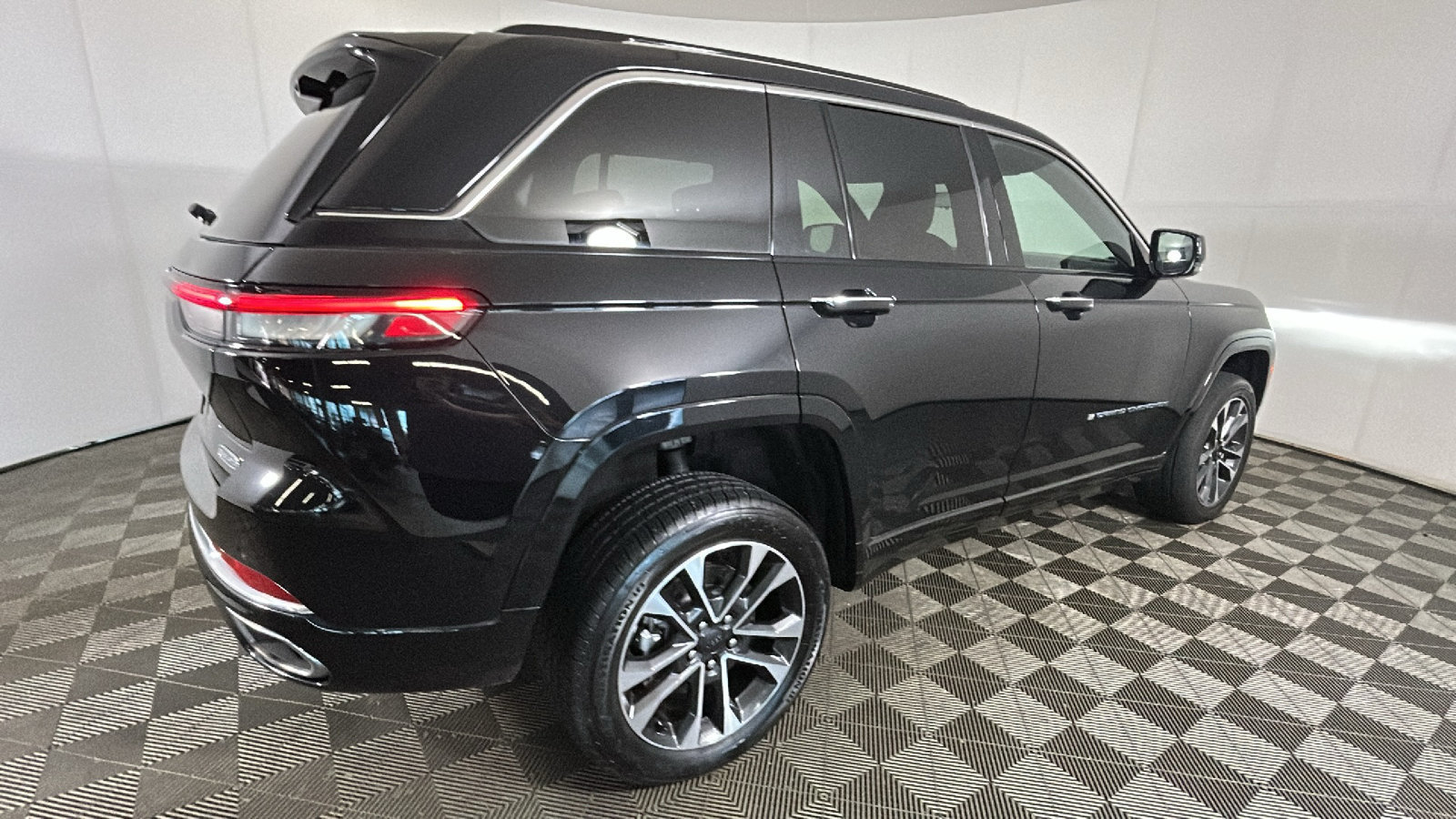 Used 2023 Jeep Grand Cherokee Overland w/ Luxury Tech Group IV AWD/4WD image 3
