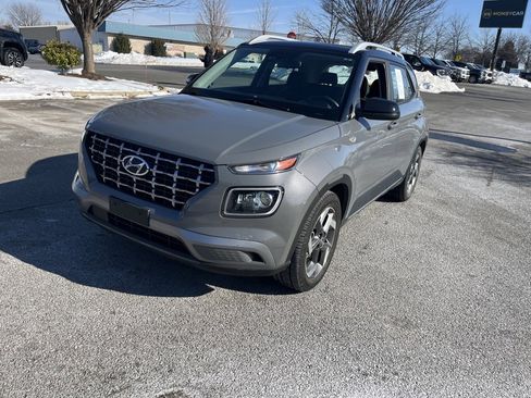 Used 2023 Hyundai Venue Limited image 3