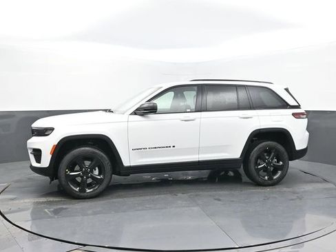 New 2025 Jeep Grand Cherokee Altitude AWD/4WD image 2
