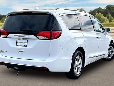 Used 2017 Chrysler Pacifica Touring-L Plus FWD image 9
