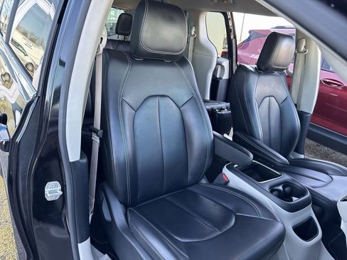 Used 2023 Chrysler Pacifica Touring-L image 24