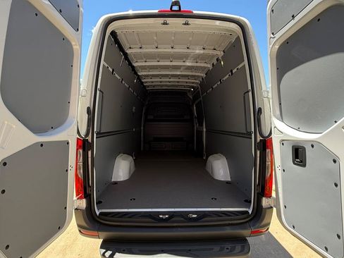 Used 2025 Mercedes-Benz Sprinter 2500 image 18