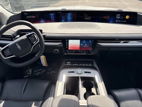 New 2026 Lincoln Navigator Premiere AWD/4WD image 16
