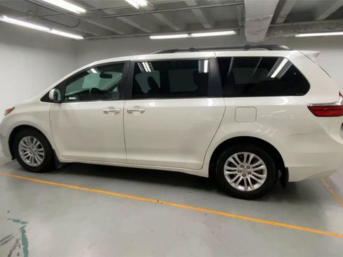 Used 2017 Toyota Sienna XLE FWD image 7