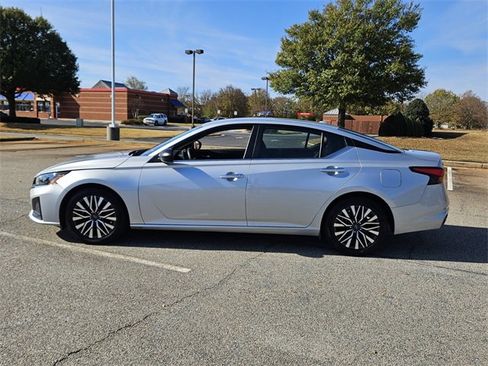 Used 2024 Nissan Altima 2.5 SV image 4