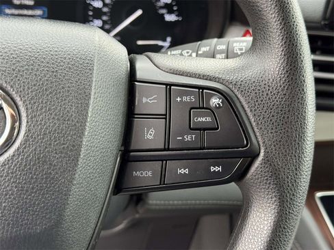 Used 2024 Toyota Sienna LE image 11