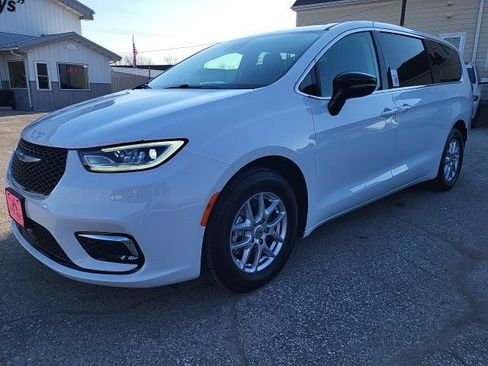 Used 2024 Chrysler Pacifica Touring-L FWD image 29
