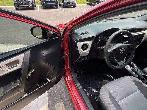Used 2018 Toyota Corolla LE FWD image 15