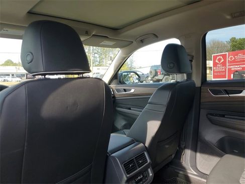 Certified 2025 Volkswagen Atlas SEL Premium R-Line image 11