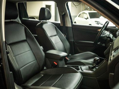 Used 2018 Volkswagen Tiguan SE w/ Panoramic Sunroof Package FWD image 14