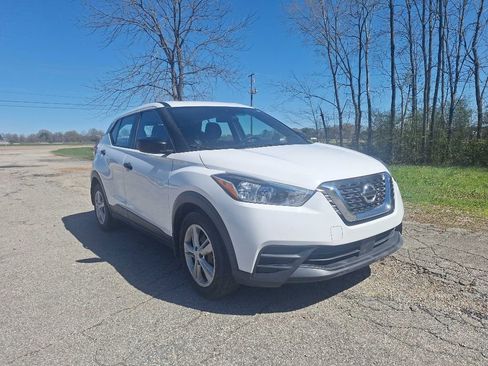 Used 2020 Nissan Kicks S image 1