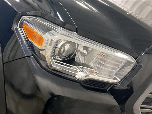 Used 2022 Toyota Tacoma TRD Off-Road image 33