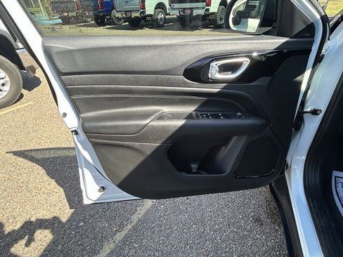 Used 2024 Jeep Compass Latitude w/ Convenience Group image 18