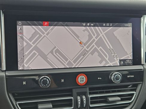 Certified 2026 Porsche Macan image 17