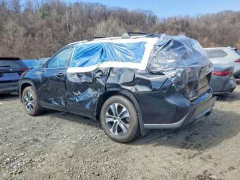 Used 2024 Toyota Highlander XLE AWD/4WD image 3