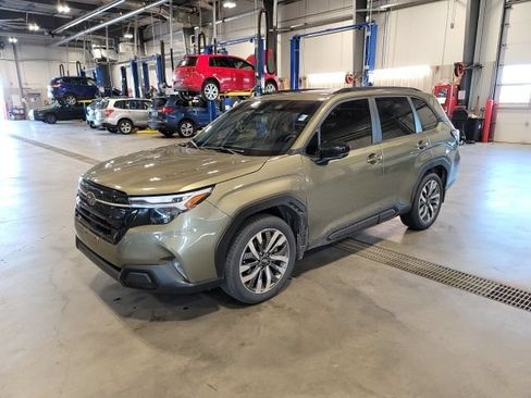 Used 2025 Subaru Forester Touring w/ Popular Package - Touring AWD/4WD image 3