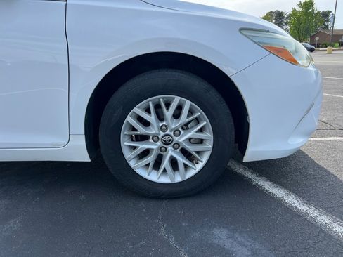 Used 2016 Toyota Camry LE FWD image 29