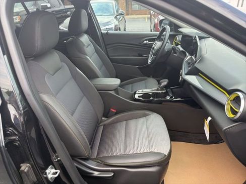 Used 2025 Chevrolet Trax LT w/ Driver Confidence Package FWD image 19