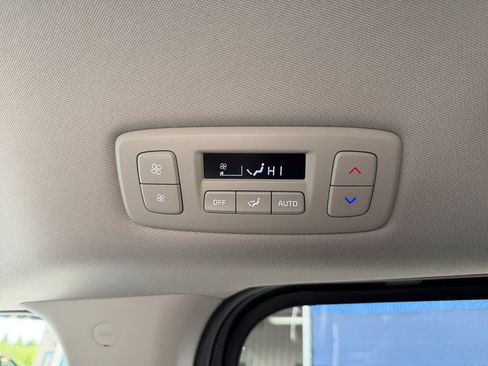 Used 2026 Kia Carnival FWD image 32