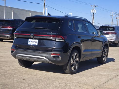 New 2026 Volkswagen Taos SE image 4