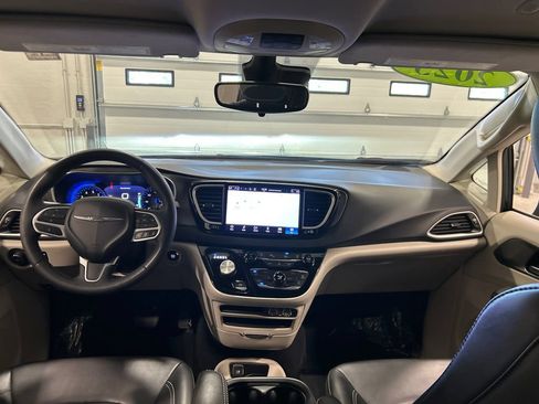 Used 2023 Chrysler Pacifica Touring-L FWD image 27