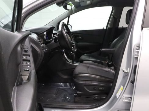 Used 2020 Chevrolet Trax LT w/ LT Convenience Package AWD/4WD image 13