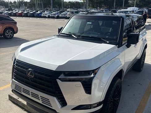 Used 2025 Lexus GX 550 w/ Cold Area Package AWD/4WD image 4