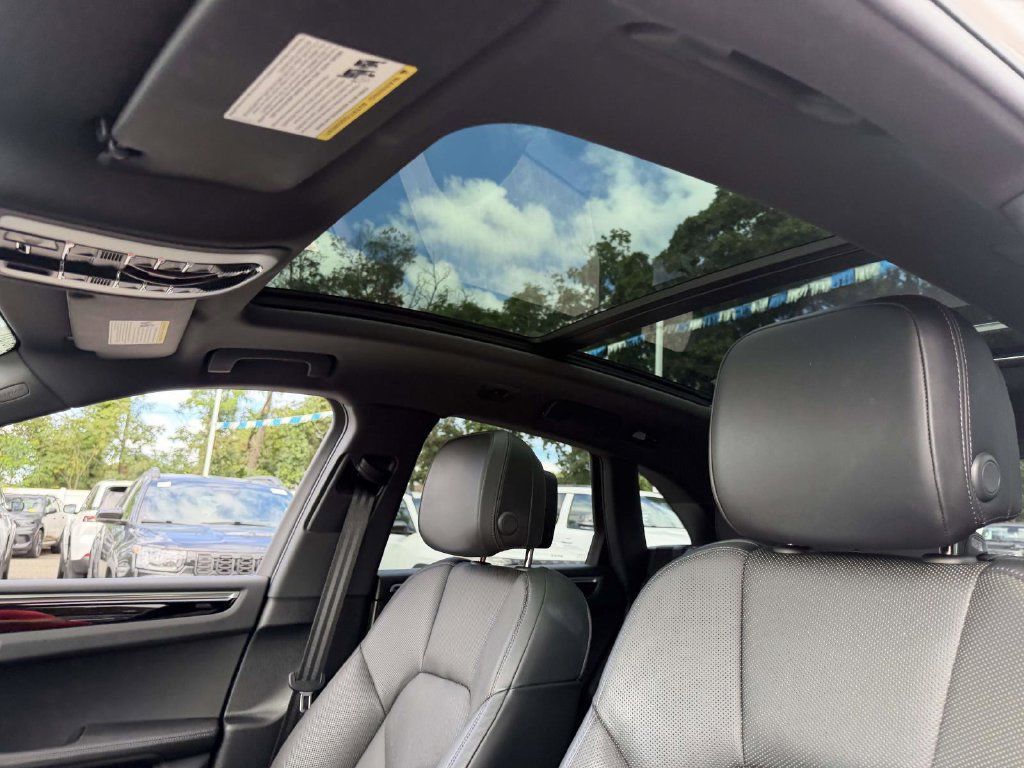 Used 2022 Porsche Macan AWD/4WD image 18