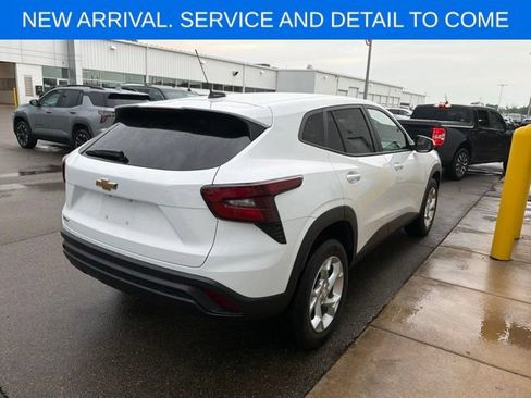 Used 2024 Chevrolet Trax LS w/ LS Convenience Package FWD image 9