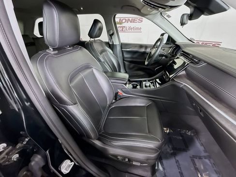 Used 2023 Jeep Grand Cherokee Limited w/ Black Appearance Package AWD/4WD image 32