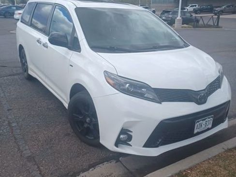Used 2020 Toyota Sienna SE Premium w/ Nightshade Edition image 3