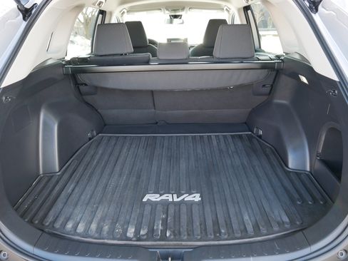 Used 2022 Toyota RAV4 LE image 18