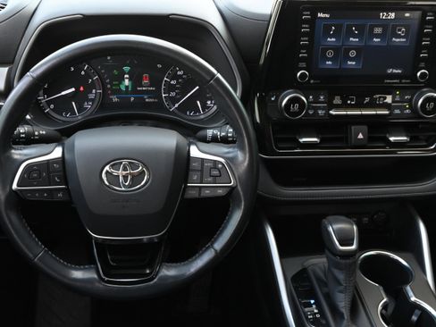 Used 2020 Toyota Highlander XLE image 15