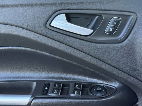 Used 2019 Ford Escape SE image 25