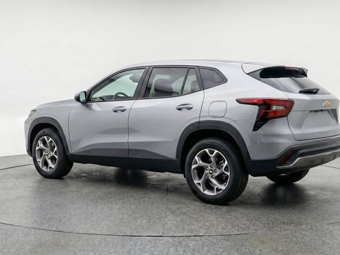 Used 2025 Chevrolet Trax LT FWD image 6