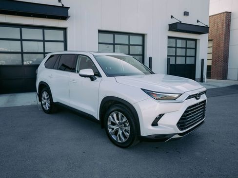 Used 2025 Toyota Grand Highlander Limited image 4