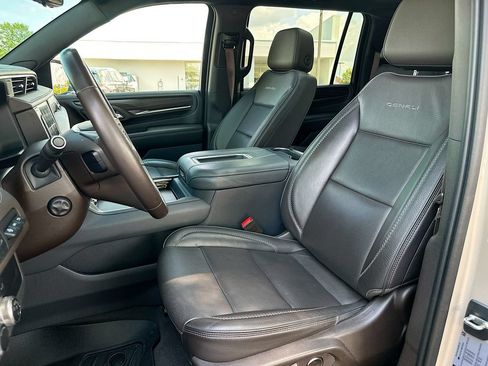 Used 2021 GMC Yukon XL Denali w/ Denali Premium Package AWD/4WD image 8