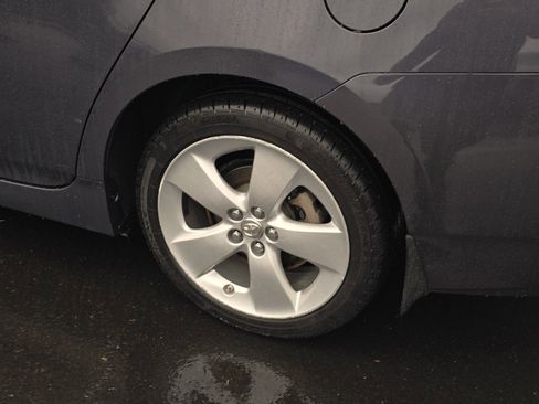 Used 2014 Toyota Prius Five image 11