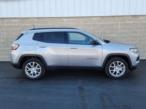 Used 2022 Jeep Compass Latitude image 32