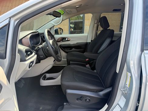 Used 2023 Chrysler Voyager LX image 11