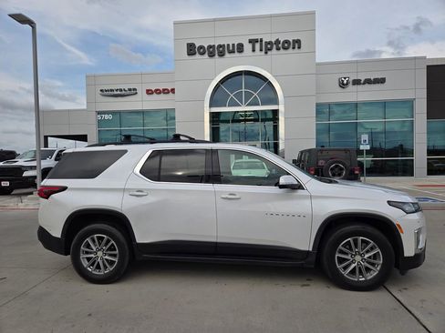 Used 2023 Chevrolet Traverse LT FWD image 2
