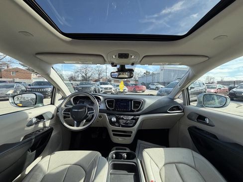 Used 2017 Chrysler Pacifica Platinum image 13