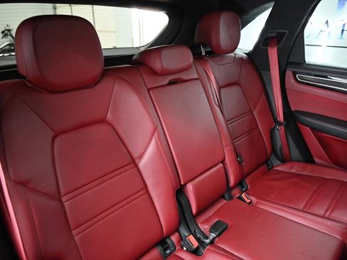 Used 2019 Porsche Cayenne Turbo w/ Sportdesign Package AWD/4WD image 37