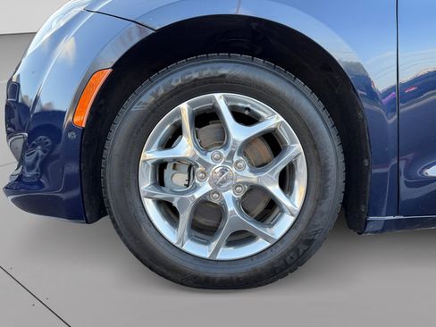 Used 2017 Chrysler Pacifica Limited w/ UConnect Theater Package FWD image 9
