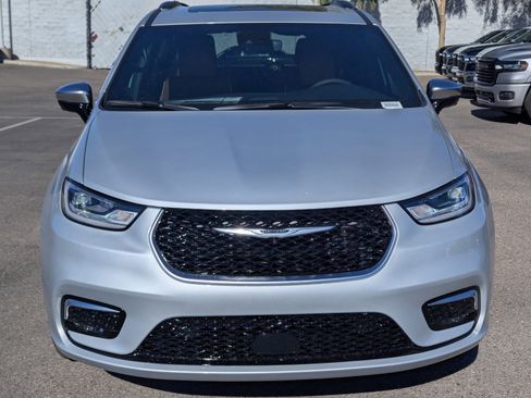 New 2026 Chrysler Pacifica Pinnacle w/ Trailer Tow Group AWD/4WD image 6